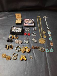 lot 268 image: Mixed Jewelry Collection