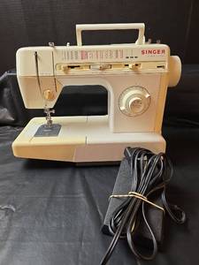 lot 289 image: Singer 4830C Electronic Control Sewing Machine