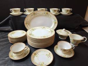 lot 291 image: National China Patricia Dinnerware Set from Japan 34pc