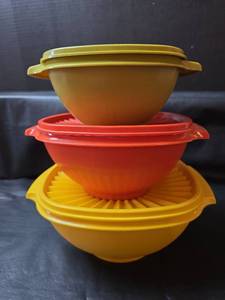 lot 294 image: Vintage Tupperware Servalier Bowl Set