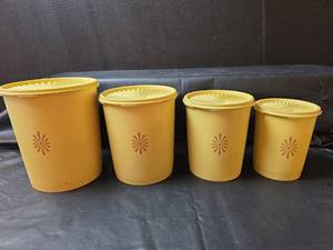 lot 302 image: Tupperware Servalier Gold Canister Set