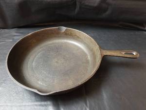 lot 304 image: Cast Iron No. 8 Skillet - 10.5 inch Made in USA