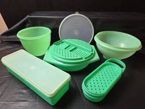 lot 305 image: Tupperware Green Grater Set with Bowls and More