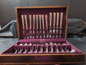 lot 318 image: 4 piece Oneida William A Rogers Silverplate flatware set and Prestige Plate flatware and serving pieces set in Wooden Storage Chest