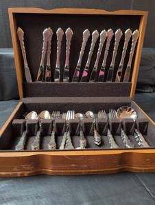 lot 319 image: Oneida Stainless Steel Flatware Set with Storage Box