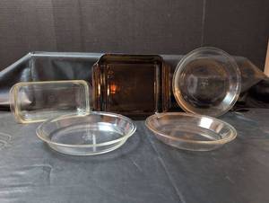 lot 321 image: Pyrex Glass Bakeware Set