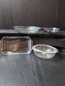 lot 325 image: Anchor Hocking and Pyrex Glass Bakeware Set