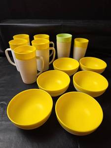 lot 329 image: Raffiaware by Thermo-Temp Retro Yellow and White Plastic Dinnerware Set