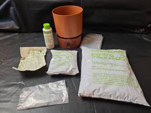 lot 331 image: Tuppercraft Complete Planting System Set