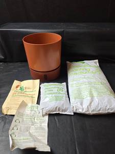 lot 332 image: Tuppercraft Planting System Set with Nutrients
