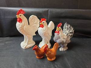 lot 334 image: Ceramic Rooster and Chicken Figurine Collection