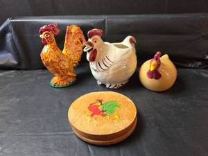 lot 335 image: Retro Rooster Kitchen Decor