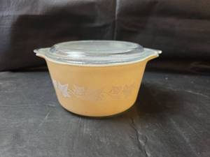 lot 344 image: Pyrex Butterscotch 1.5qt Casserole Dish with Lid with Ivy Pattern
