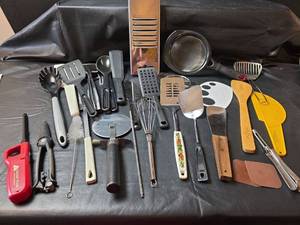 lot 351 image: Mixed Kitchen Utensil Collection