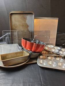 lot 354 image: Baking Set with Bundt Pans and Cooling Racks