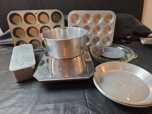 lot 356 image: Assorted Bakeware