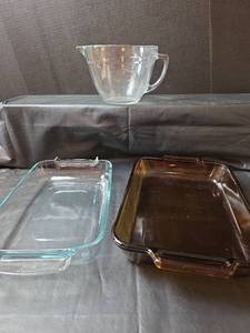 lot 357 image: Pyrex and Anchor Hocking Glass Bakeware Set