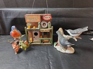 lot 362 image: Handcrafted General Store Bird House and Porcelain Bird Figurines