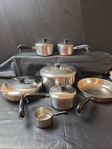 lot 365 image: Revere Ware Style Copper Bottom Cookware Set