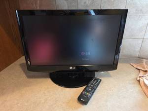 lot 382 image: LG 19LH20 LCD 19in.TVwith Remote Powers on