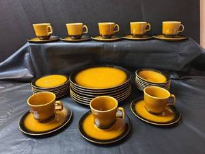 lot 391 image: Kristina Collection Montego Dinnerware Set 40pc (complete 8 place setting)