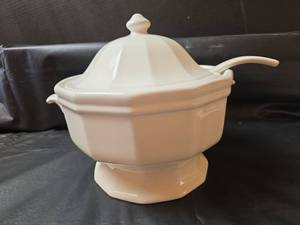 lot 394 image: Pfaltzgraff Soup Tureen with Ladle and Lid