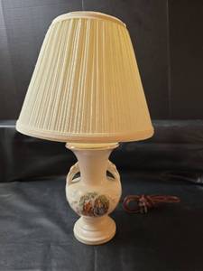 lot 400 image: Colonial Scene Ceramic Table Lamp