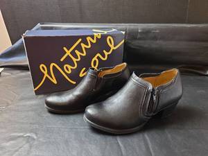 lot 403 image: Natural Soul Black Leather Ankle Boots Size 7W