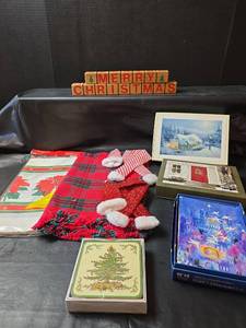 lot 415 image: Christmas Holiday Decor Collection Bundle