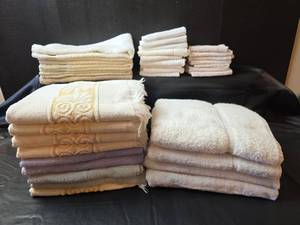 lot 421 image: Decorative Cotton Bath Towel Set
