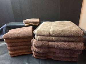 lot 423 image: Brown Cotton Bath Towel Set