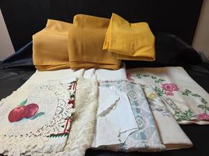 lot 424 image: Mixed Lot of Decorative Linens