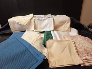 lot 425 image: Mixed Table Linen Collection
