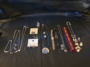 lot 435 image: Costume Jewelry Collection