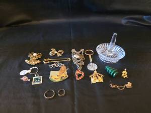 lot 438 image: Mixed Jewelry and Collectibles Lot with Lions Club Pin