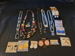 lot 439 image: Mixed Fashion Jewelry Collection Lot