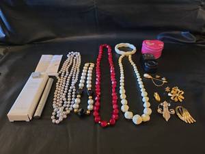 lot 441 image: Jewelry and Beauty Collection Lot