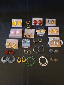 lot 442 image: Mixed Earring Collection - 1980s Fashion Jewelry Lot
