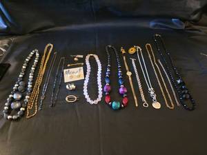 lot 443 image: Costume Jewelry Collection