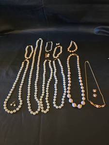 lot 444 image: Pearl Jewelry Collection