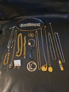 lot 449 image: Fashion Jewelry Collection