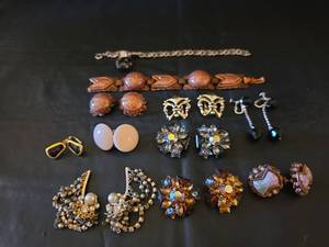 lot 452 image: Mid-Century Costume Clip On Earrings and Bracelets