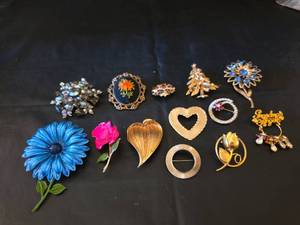 lot 453 image: Vintage Costume Jewelry Brooch Collection