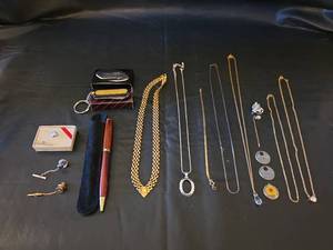 lot 454 image: Mixed Jewelry and Accessories Collection