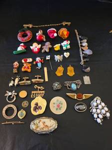 lot 455 image: Mixed Jewelry and Holiday Pin Collection
