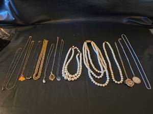 lot 457 image: Mixed Jewelry Lot - Pearl Necklaces and Chain Collection