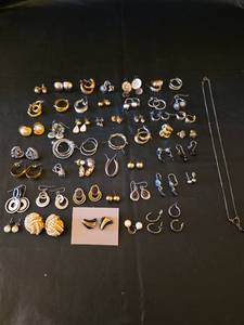 lot 461 image: Mixed Earring Collection - 30 Pairs