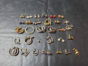 lot 469 image: Mixed Earring Collection - 20 Pairs