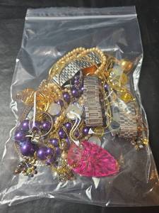 lot 470 image: Jewelry Pieces & Parts