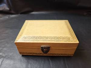 lot 487 image: Decorative Victorian Jewelry Box with Lock (music box doesnt work)